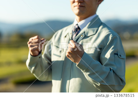 作業着を着て屋外に立つミドル男性ビジネスマン 133678515