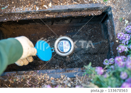 花壇の中にある水道メーターの検針 花壇の中にある水道メーターの検針 133678563