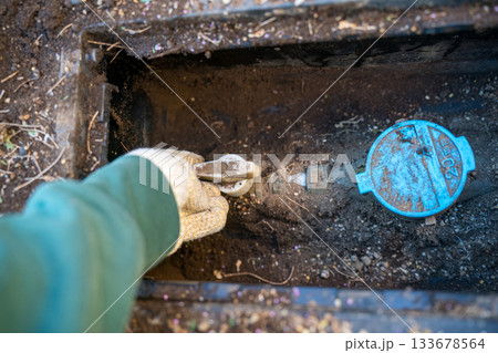 花壇の中にある水道メーターの止水栓 花壇の中にある水道メーターの止水栓 133678564