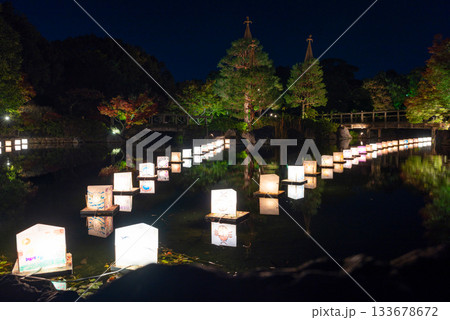 名古屋の白鳥庭園の夜景 名古屋の白鳥庭園の夜景 133678672