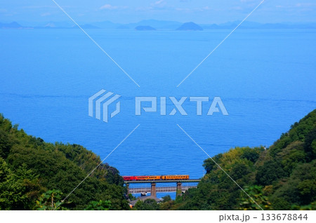 伊予灘と観光列車の風景写真 伊予灘と観光列車の風景写真 133678844