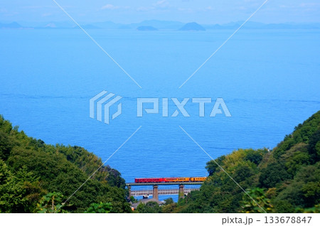 鉄橋を渡る観光列車と伊予灘の青 133678847