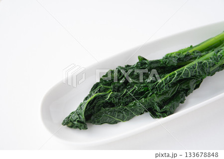 白い皿にのせたアレッタのお浸し 133678848