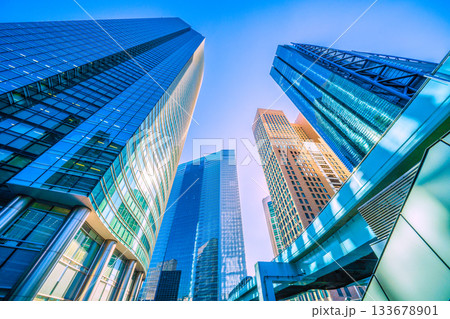 日本の東京都市景観輝きの時代へ、希望の光…新橋駅を出たゆりかもめや汐留のオフィス街などを望む。明日へ 133678901