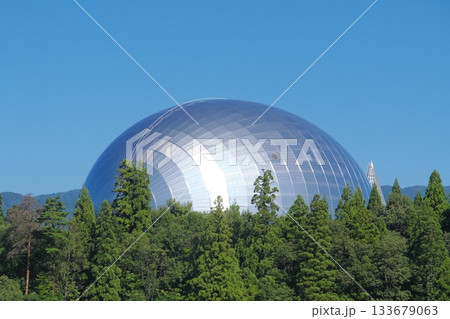 田園地帯から見る福井県立恐竜博物館の恐竜ホール 133679063