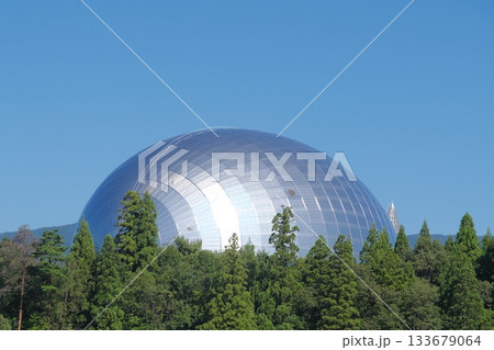 田園地帯から見る福井県立恐竜博物館の恐竜ホール 133679064