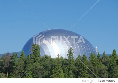 田園地帯から見る福井県立恐竜博物館の恐竜ホール 田園地帯から見る福井県立恐竜博物館の恐竜ホール 133679065