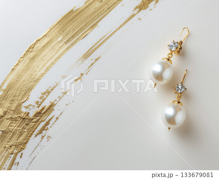 和紙の余白に金線とイヤリングが映える上質ミニマル背景──静寂とラグジュアリーが共存する洗練デザイン 133679081