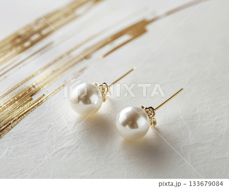 和紙の余白に金線とイヤリングが映える上質ミニマル背景──静寂とラグジュアリーが共存する洗練デザイン 133679084