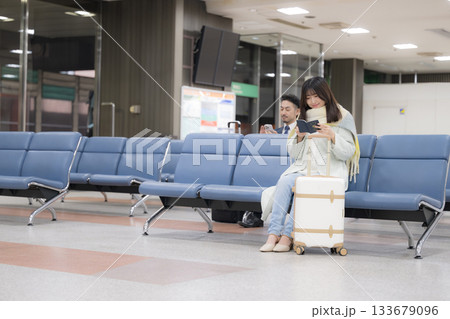年末年始の海外旅行にいくパスポートを持つ冬服の若い女性 133679096