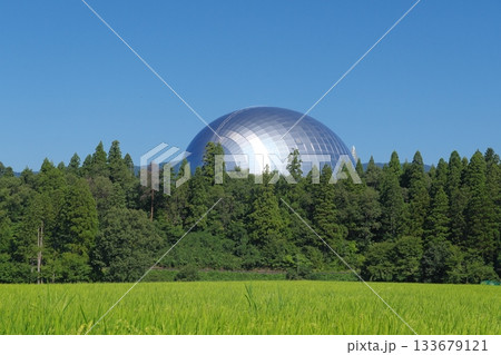田園地帯から見る福井県立恐竜博物館の恐竜ホール 田園地帯から見る福井県立恐竜博物館の恐竜ホール 133679121