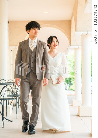 披露宴,二次会,結婚式のドレスで登場する新郎新婦,ドレスアップした夫婦,富豪,富裕層 133679242