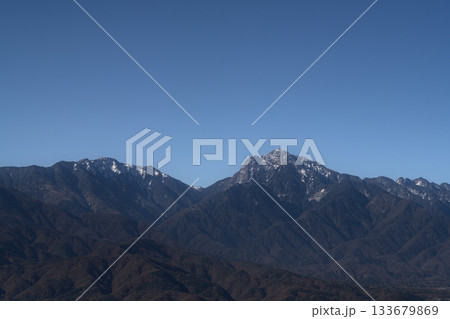 甲斐駒ヶ岳、重厚にそびえる秋の峰 133679869