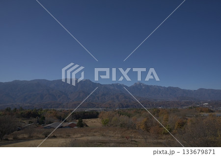 秋晴れの甲斐駒ヶ岳と里山の風景 秋晴れの甲斐駒ヶ岳と里山の風景 133679871