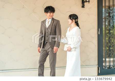 結婚式場を歩く新郎新婦(ウェディング,ディナー,ドレスコード,ブライダル) 結婚式場を歩く新郎新婦(ウェディング,ディナー,ドレスコード,ブライダル) 133679942