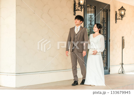 結婚式場を歩く新郎新婦（ウェディング,ディナー,ドレスコード,ブライダル） 133679945