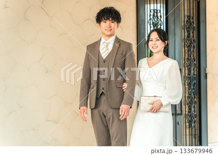 結婚式場を歩く新郎新婦（ウェディング,ディナー,ドレスコード,ブライダル） 133679946