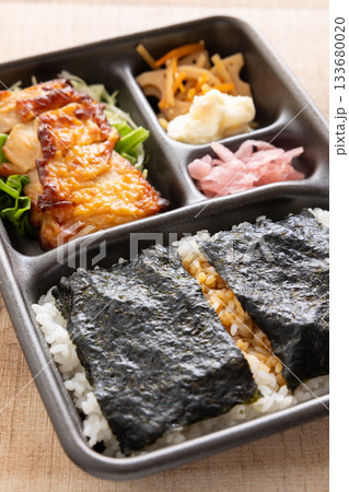 おいしい若鶏塩麹焼きが入った海苔弁当 おいしい若鶏塩麹焼きが入った海苔弁当 133680020