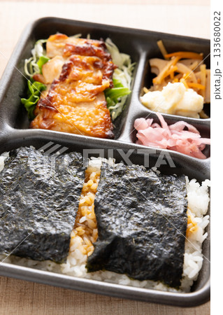 おいしい若鶏塩麹焼きが入った海苔弁当 133680022
