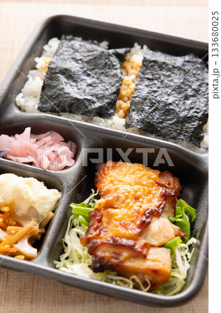 おいしい若鶏塩麹焼きが入った海苔弁当 133680025