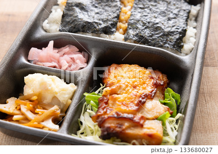おいしい若鶏塩麹焼きが入った海苔弁当 おいしい若鶏塩麹焼きが入った海苔弁当 133680027