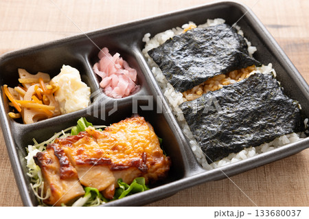 おいしい若鶏塩麹焼きが入った海苔弁当 133680037