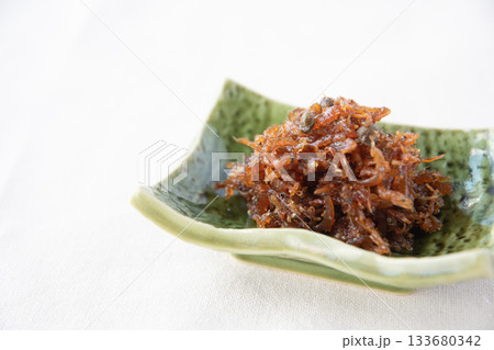 小皿に盛ったちりめん山椒 133680342