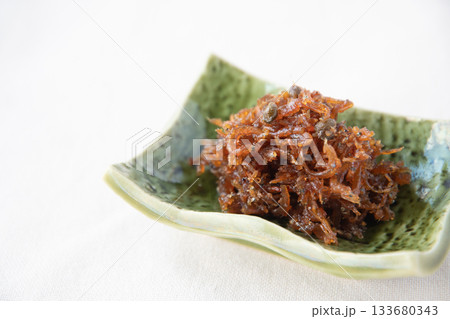 小皿に盛ったちりめん山椒 133680343