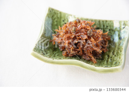小皿に盛ったちりめん山椒 小皿に盛ったちりめん山椒 133680344