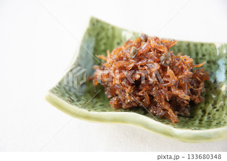 小皿に盛ったちりめん山椒 133680348