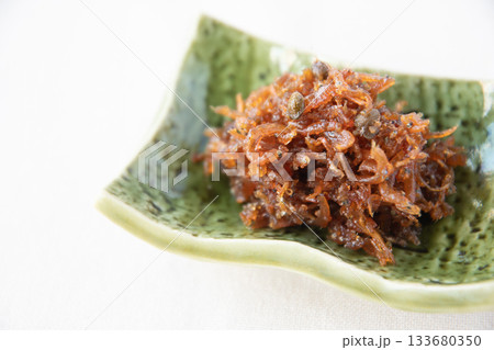 小皿に盛ったちりめん山椒 133680350