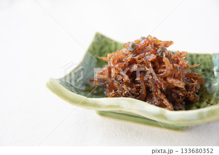 小皿に盛ったちりめん山椒 小皿に盛ったちりめん山椒 133680352