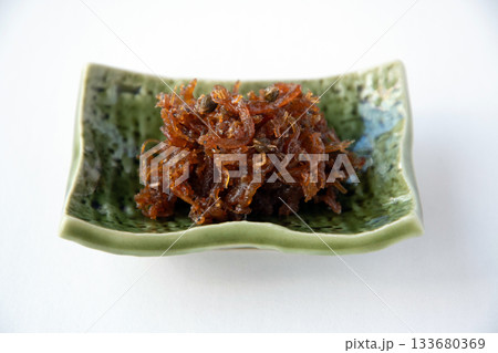 小皿に盛ったちりめん山椒 小皿に盛ったちりめん山椒 133680369