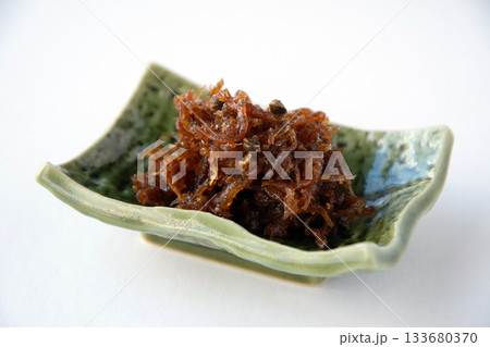 小皿に盛ったちりめん山椒 133680370