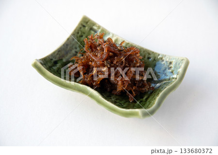 小皿に盛ったちりめん山椒 133680372