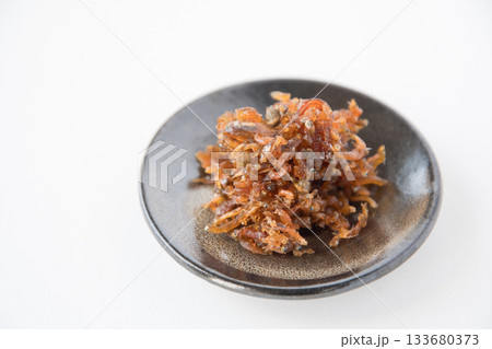 小皿に盛ったちりめん山椒 小皿に盛ったちりめん山椒 133680373