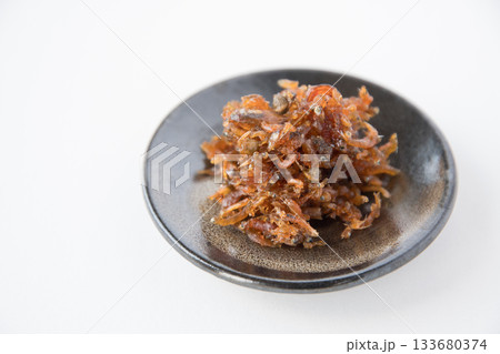 小皿に盛ったちりめん山椒 小皿に盛ったちりめん山椒 133680374