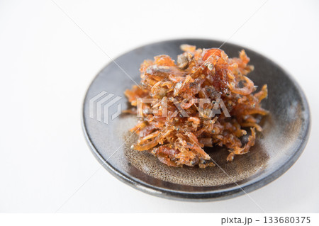 小皿に盛ったちりめん山椒 小皿に盛ったちりめん山椒 133680375