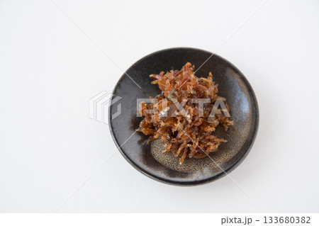 小皿に盛ったちりめん山椒 133680382