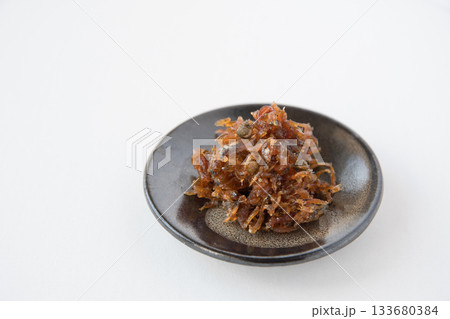 小皿に盛ったちりめん山椒 小皿に盛ったちりめん山椒 133680384