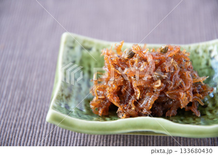 小皿に盛ったちりめん山椒 小皿に盛ったちりめん山椒 133680430