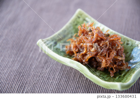 小皿に盛ったちりめん山椒 133680431