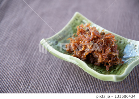 小皿に盛ったちりめん山椒 小皿に盛ったちりめん山椒 133680434