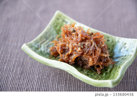 小皿に盛ったちりめん山椒 133680438