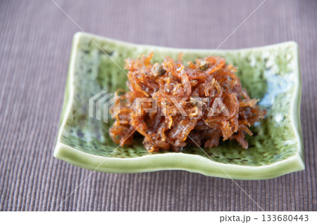 小皿に盛ったちりめん山椒 133680443