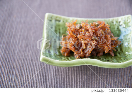小皿に盛ったちりめん山椒 133680444