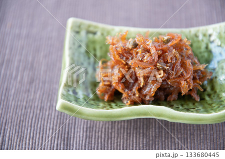 小皿に盛ったちりめん山椒 133680445