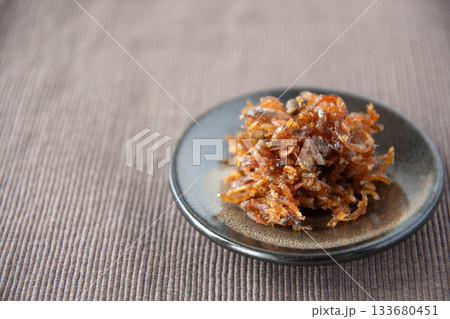 小皿に盛ったちりめん山椒 小皿に盛ったちりめん山椒 133680451