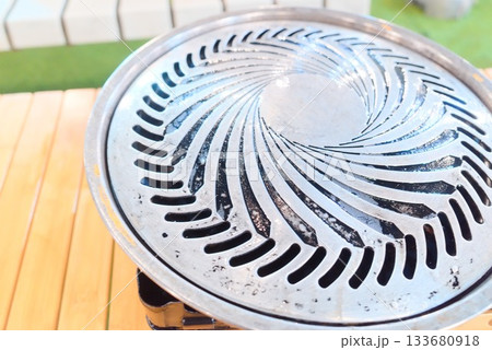 ジンギスカン用グリル網のクローズアップ（屋外テーブル） 133680918