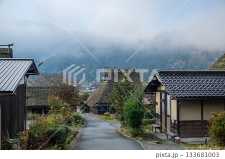 霧に包まれる美山かやぶきの里 133681003